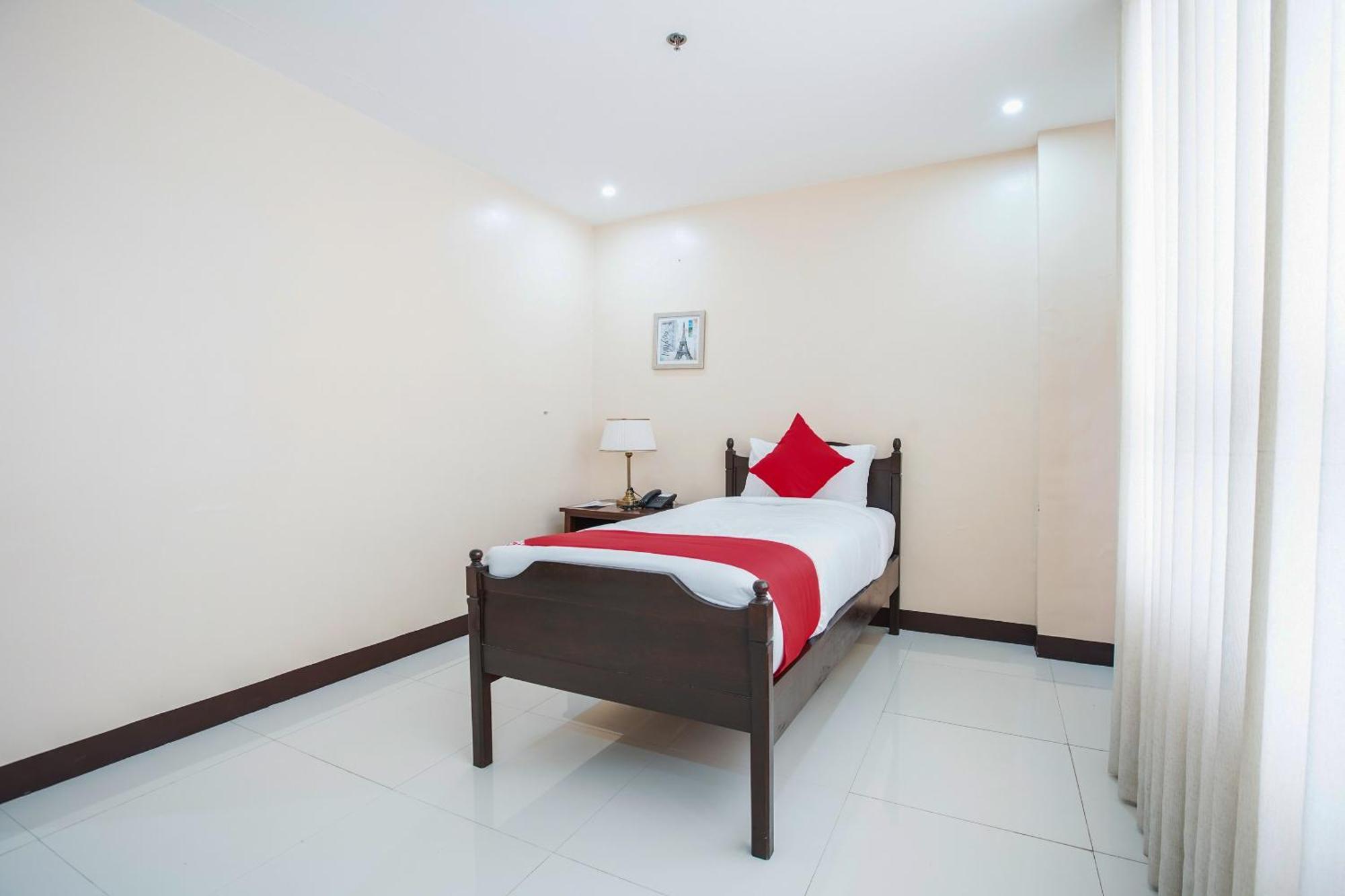 Oyo 236 Edmundo Hotel